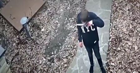 Zaatakował ciotkę i 4-letnią kuzynkę. 14-latek po wszystkim oblizał nóż