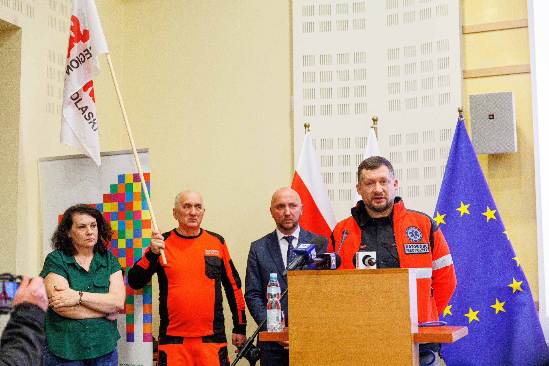 Ratownicy pod urzędem: &#34;Nie ma zgody na połączenie z zadłużonymi szpitalami&#34;