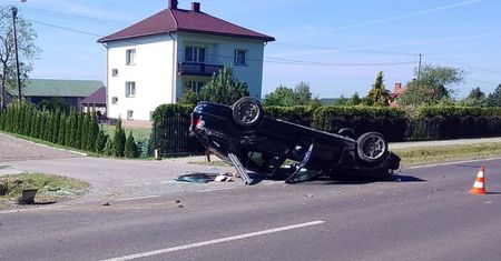 BMW zderzyło się z audi. Skończyło na dachu