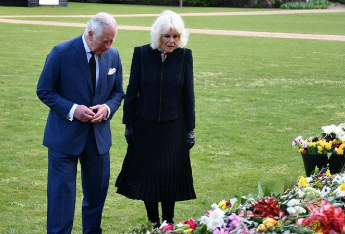 Książę Karol podziwiał kwiaty pozostawione przez żałobników