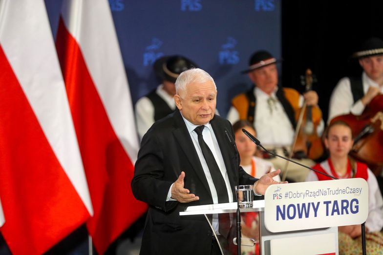 Nowy Targ, 03.09.2022. Prezes Prawa i Sprawiedliwości Jarosław Kaczyński podczas spotkania z mieszkańcami miasta w sali widowiskowej Miejskiego Centrum Kultury w Nowym Targu, 3 bm. (sko) PAP/Grzegorz Momot