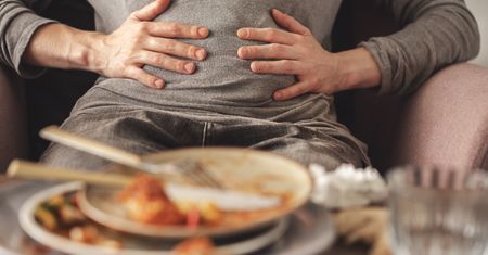 Nie tylko fast foody obciążają jelita. Po tych produktach brzuch może rosnąć godzinami