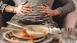 Nie tylko fast foody obciążają jelita. Po tych produktach brzuch może rosnąć godzinami