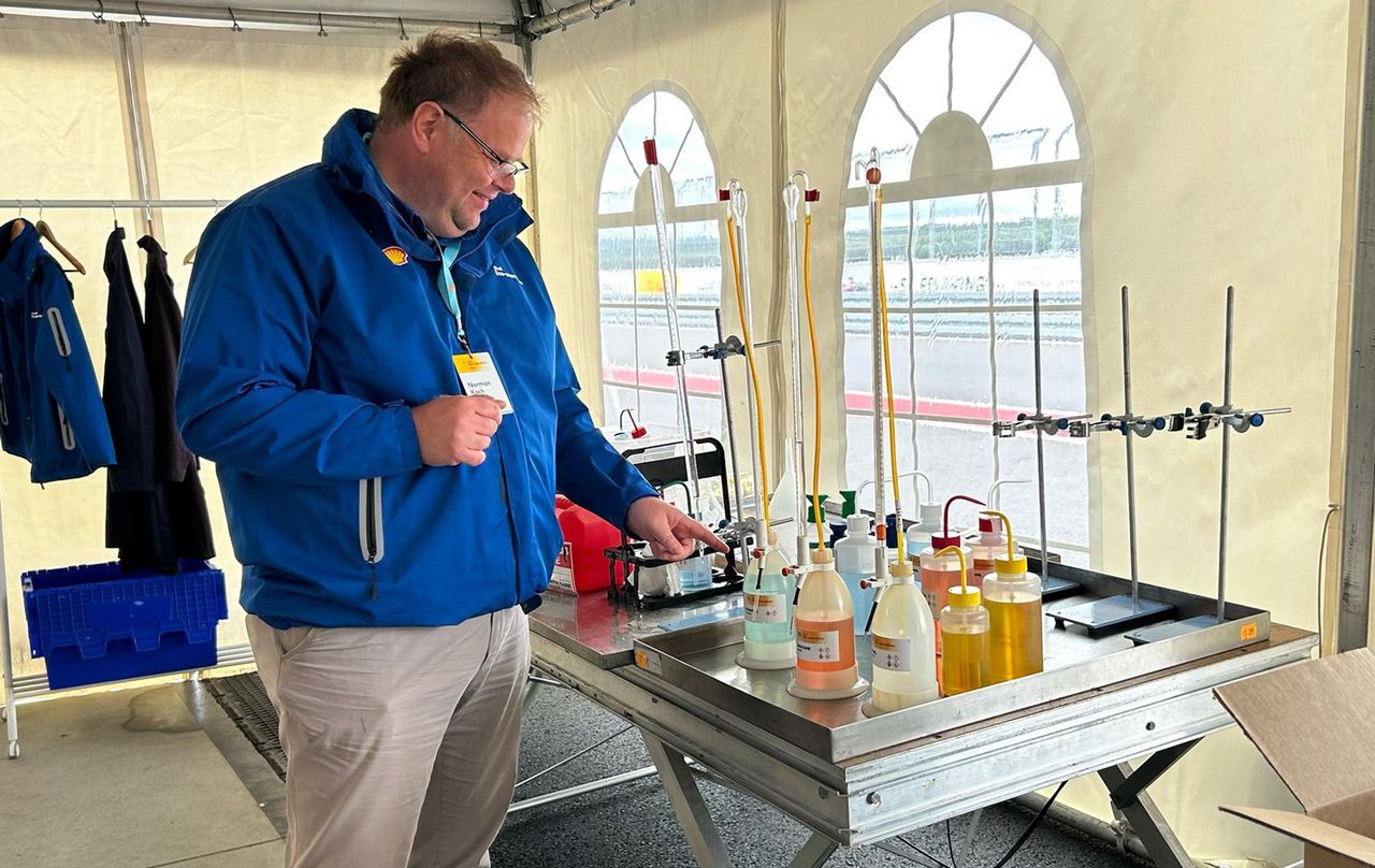 Norman Koch, Globalny Dyrektor Generalny Shell Eco-marathon wyjaśnia, że barwione paliwo ma na celu uniknięcie błędów, ale i oszustw. 