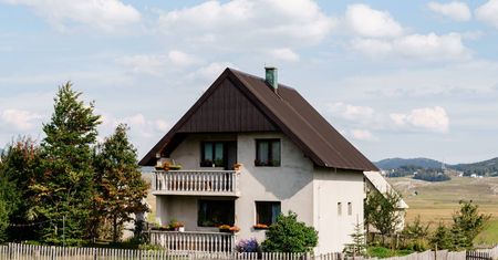 Miał być dom na trzy pokolenia. Dzisiaj stoi prawie pusty i jest kłopotem