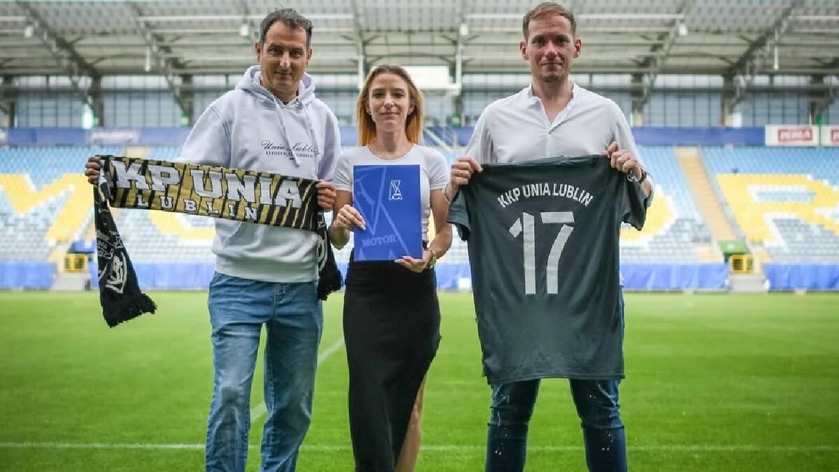 Ludzie na stadionie - nawiązanie współpracy