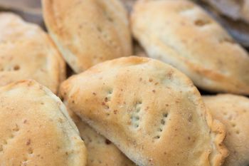 Na sylwestra robię furę kebabowych pierożków. Najlepiej smakują z sosem czosnkowym