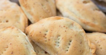 Na sylwestra robię furę kebabowych pierożków. Najlepiej smakują z sosem czosnkowym
