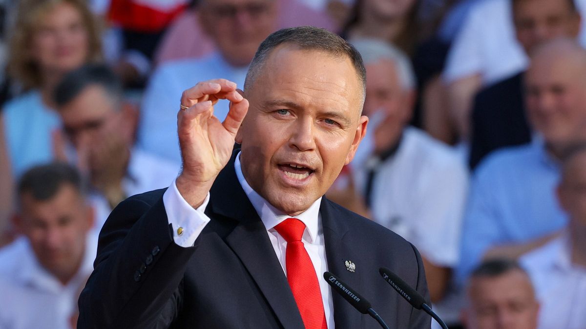 Warszawa, 06.08.2026. Prezydent RP Karol Nawrocki przemawia podczas uroczystości z okazji rocznicy zaprzysiężenia go na Urząd Prezydenta Rzeczypospolitej Polskiej, 6 bm. przed Pałacem Prezydenckim w Warszawie. (jm) PAP/Paweł Supernak
