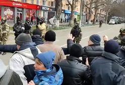 Demonstracja przeciwko rosyjskiej okupacji w Chersoniu. W ruch poszły granaty dymne