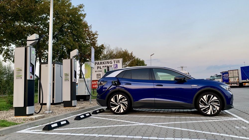 Ładowarka o mocy 150 kW pozwoli naładować ID.4 Pro do 80 proc. w mniej niż pół godziny