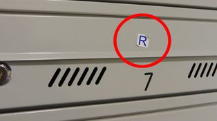 Naklejka z literą "R" na skrzynce pocztowej. Wiele osób myli jej znaczenie