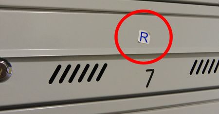 Naklejka z literą "R" na skrzynce pocztowej. Wiele osób myli jej znaczenie