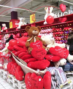 Niedziele handlowe luty 2021. Sklepy otwarte w walentynki. Czy to niedziela handlowa?