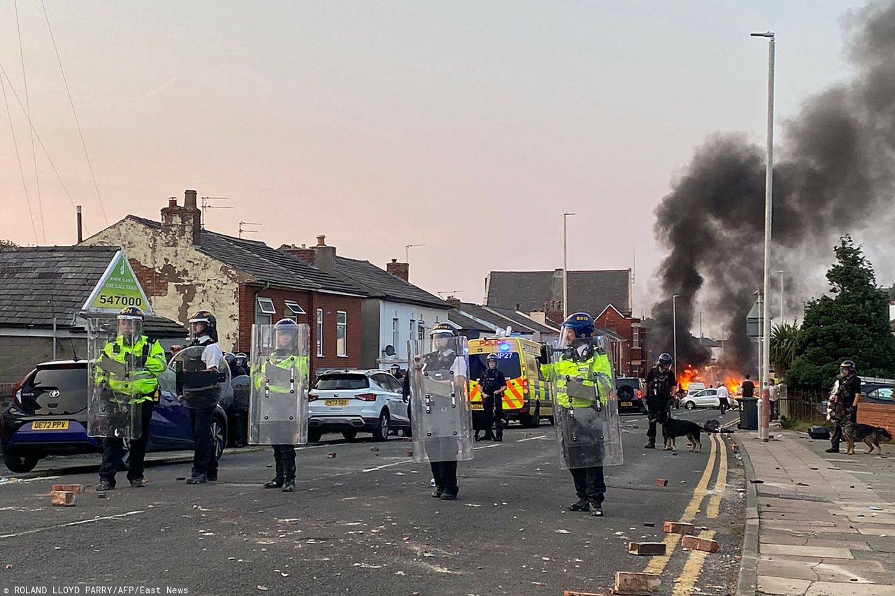 A wave of protests in England after the murder of three girls