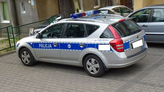 Wandal zniszczył karoserię samochodu