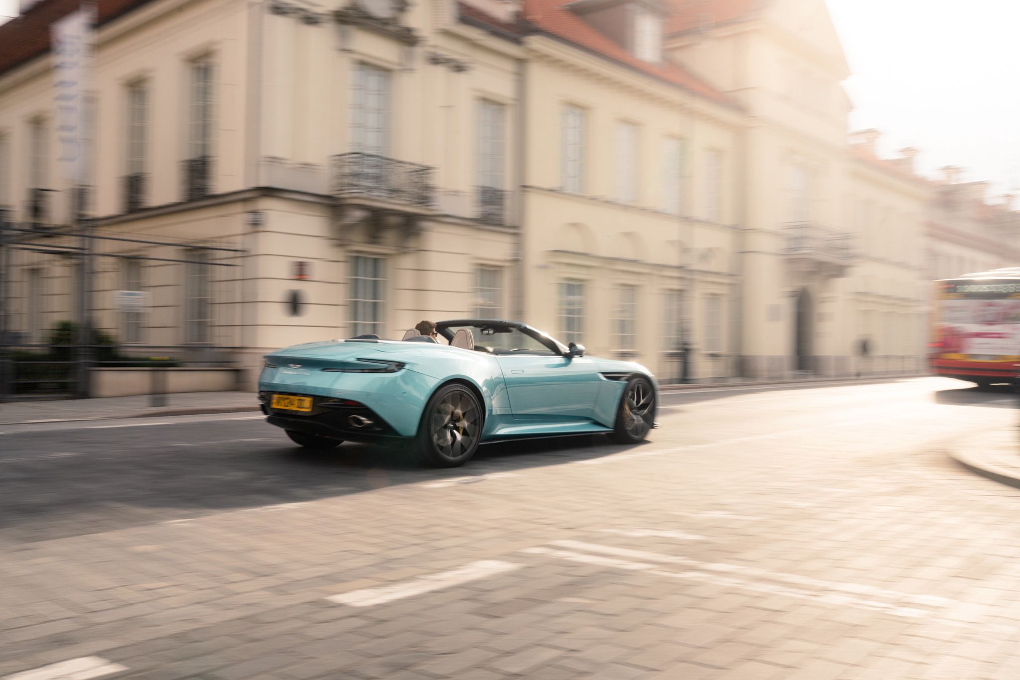 Aston Martin DB12 Volante