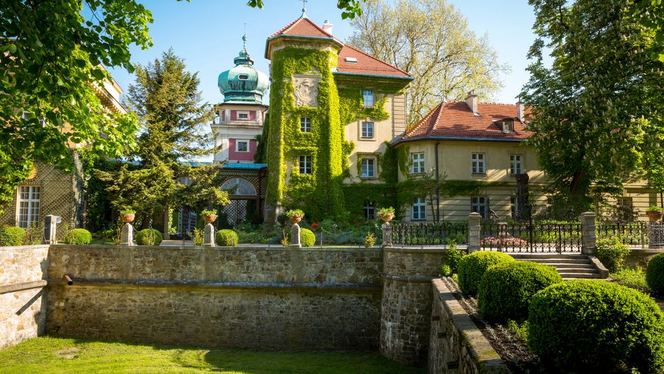 Zamek w Łańcucie otoczony jest zielenią