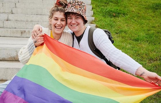 Kampania Przeciw Homofobii sprawdziła, jak szybko da się kupić w Polsce tęczową flagę