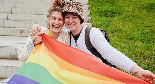 Kampania Przeciw Homofobii sprawdziła, jak szybko da się kupić w Polsce tęczową flagę