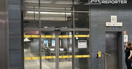 Warszawa: Spadła na torowisko na stacji Centrum. Metro M1 wstrzymane