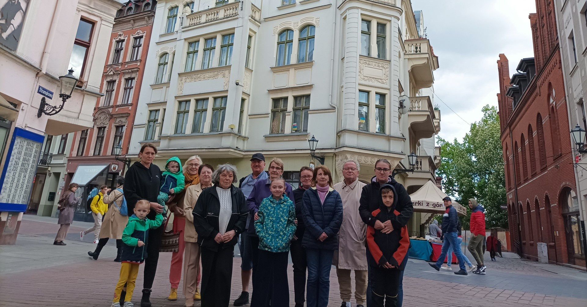 Stali mieszkańcy kamienicy przy Przedzamczu 20 protestują przeciw planom budowy w podziemiach i na parterze restauracji, oraz zamontowaniu na dachu kilkutonowej instalacji wentylacyjnej. Mają żal do władz miasta, że ich sprzeciw został zignorowany.