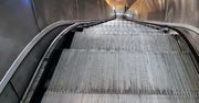 Oto do czego służą szczotki przy schodach ruchomych. Nie są do czyszczenia