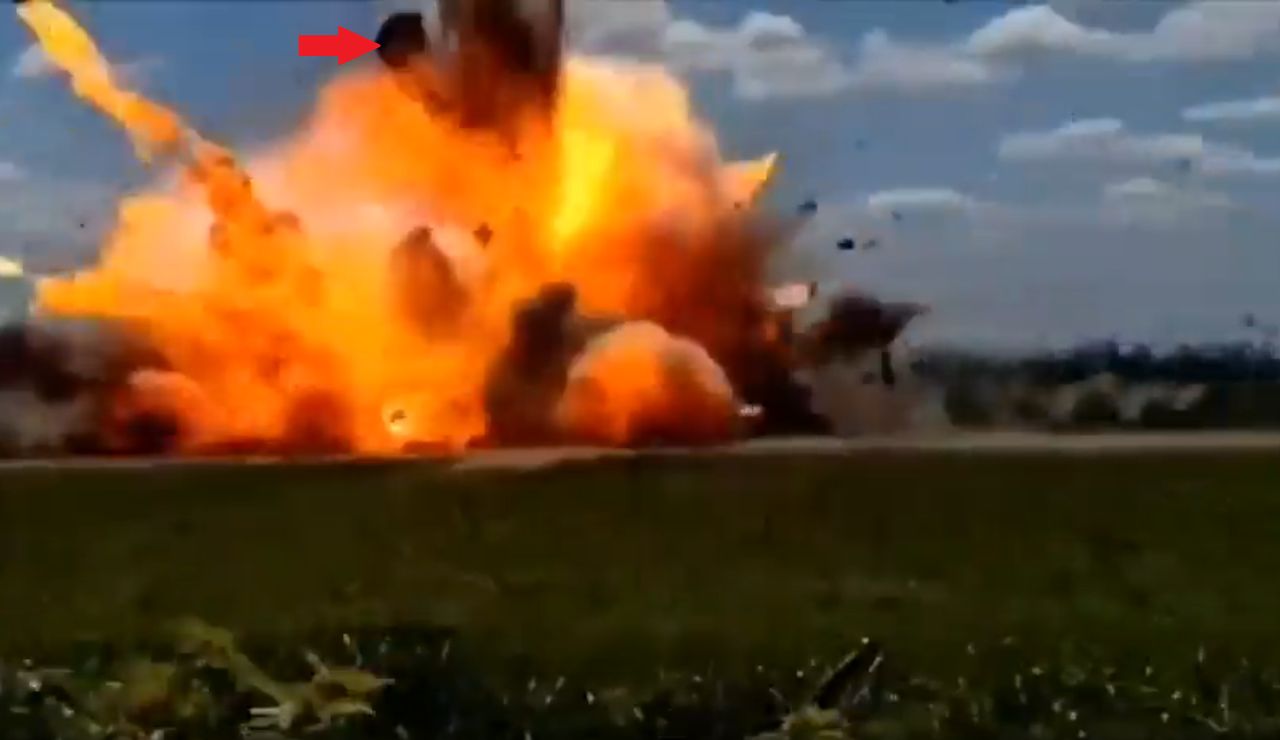 Rosyjski czołg T-72 podczas eksplozji amunicji. Strzałką zaznaczona wieża.