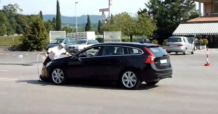 Wpadka nr 2: Volvo V60 zabija manekina [wideo]