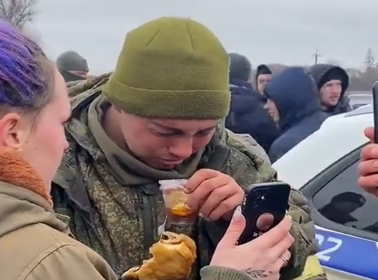 Ukrainki dały Rosjaninowi jeść i pić. Wzruszająca reakcja jeńca