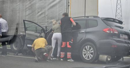 Droga wjazdowa do Lublina nadal zablokowana po poważnym wypadku. Kierowcy kierowani na objazd obwodnicą