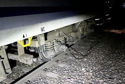 Tajemniczy incydent. Auto spadło pod pociąg