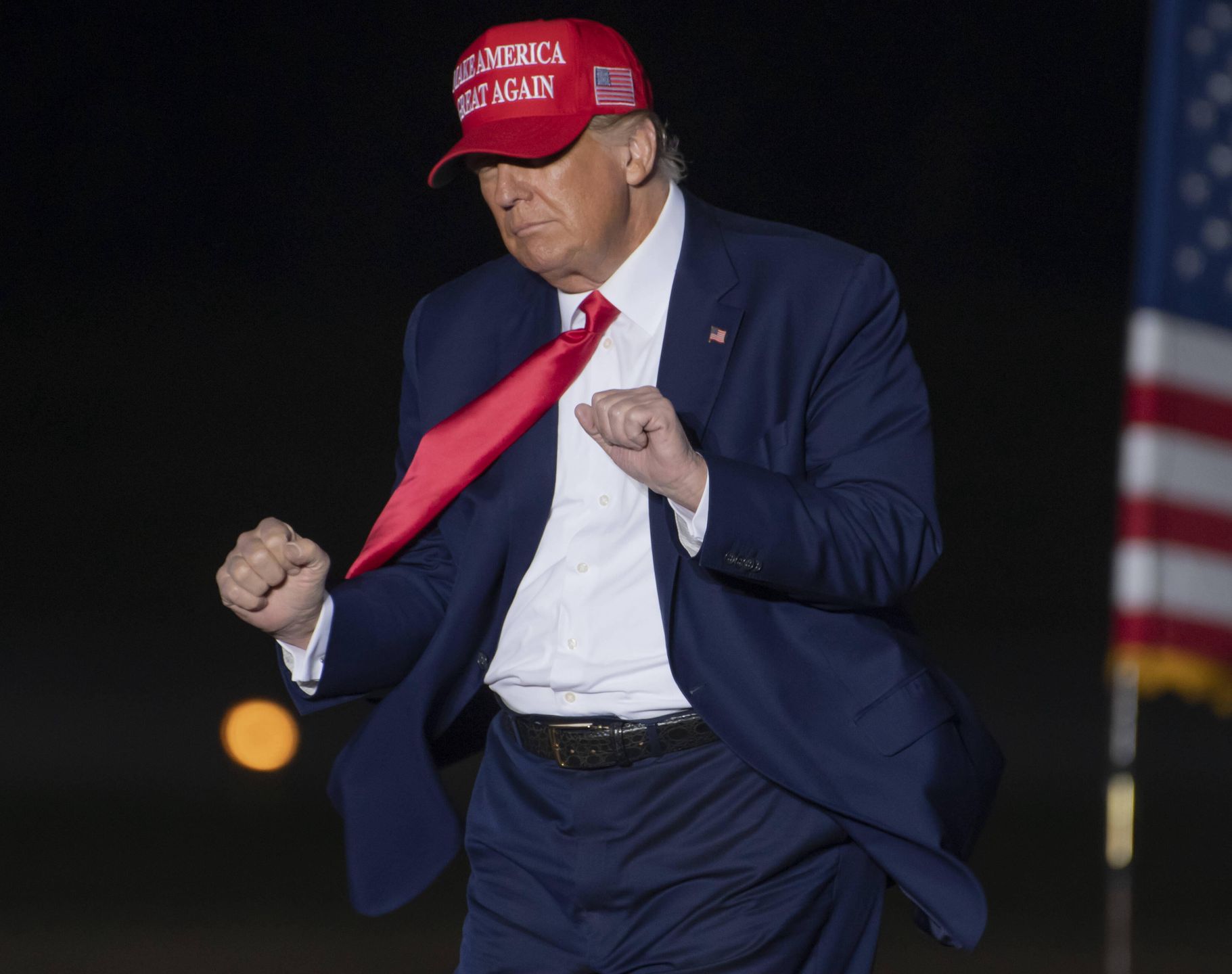 Former President Donald Trump in Latrobe
Former President Donald Trump does little dance as he bids farewell to supporters at the "Save America" rally at Arnold Palmer Regional Airport in Latrobe, Pennsylvania on Saturday, November 5, 2022.   Photo by Archie Carpenter/UPI Photo via Newscom
Dostawca: PAP/Newscom
ARCHIE CARPENTER
NEWS, PENNSYLVANIA, OZ, TRUMP, MASTRIANO