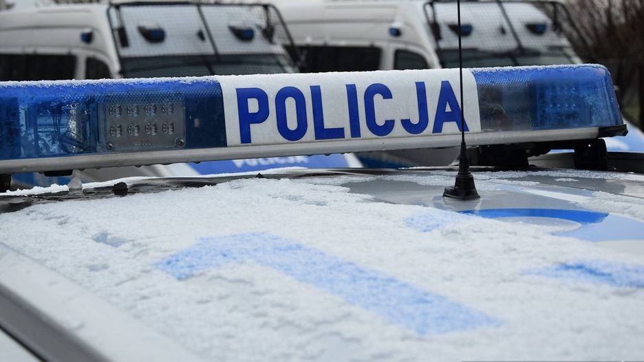 Pijana matka spała, gdy dzieci bawiły się na parapecie