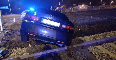 Samochód osobowy na torach kolejowych w Bodzechowie