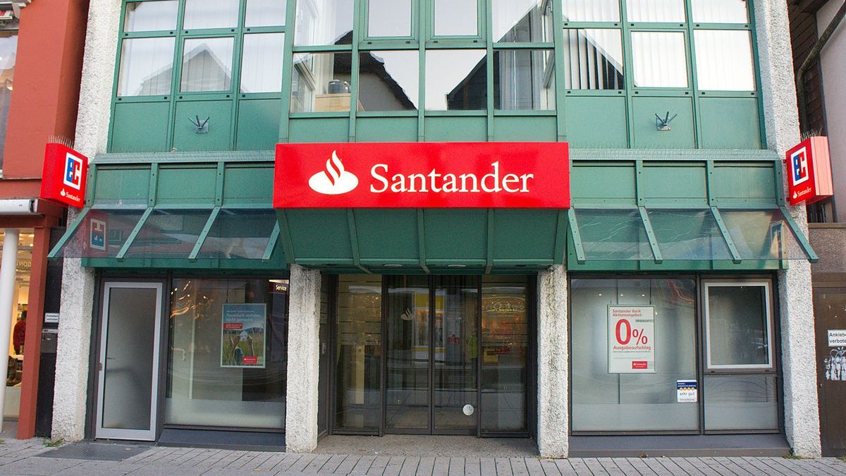 Wakacje kredytowe. Rzecznik finansowy pozywa Santander