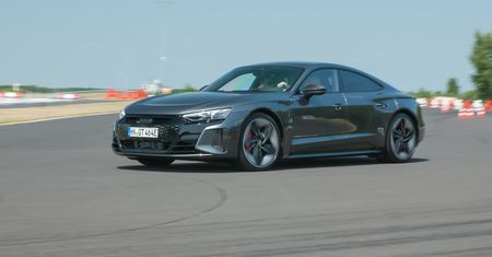Test: Audi RS e-tron GT w ośrodku Driveland. Jak zwinne może być auto ważące 2,5 tony?