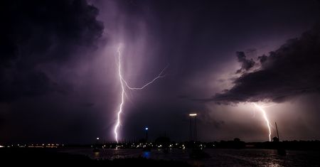 Burze z gradem nad Polską. Alerty w trzech województwach