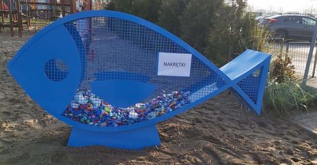 Dąbrowa Górnicza. Stanął specjalny kosz na nakrętki. Wrzucając je, pomożesz potrzebującym