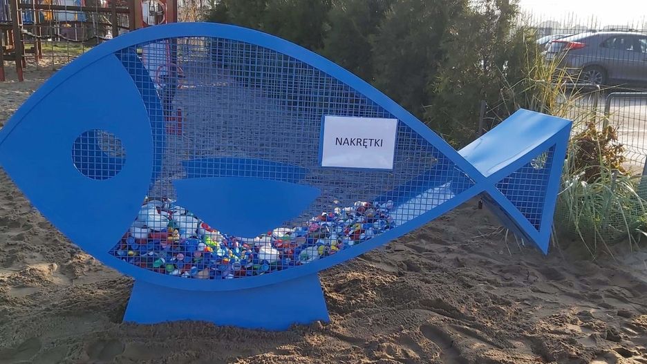 W Dąbrowie Górniczej stanął specjalny kosz na plastikowe nakrętki.