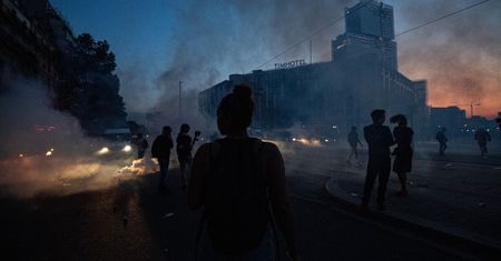 Francja. Ogień, gaz i kamienie - nasilają się protesty w Paryżu