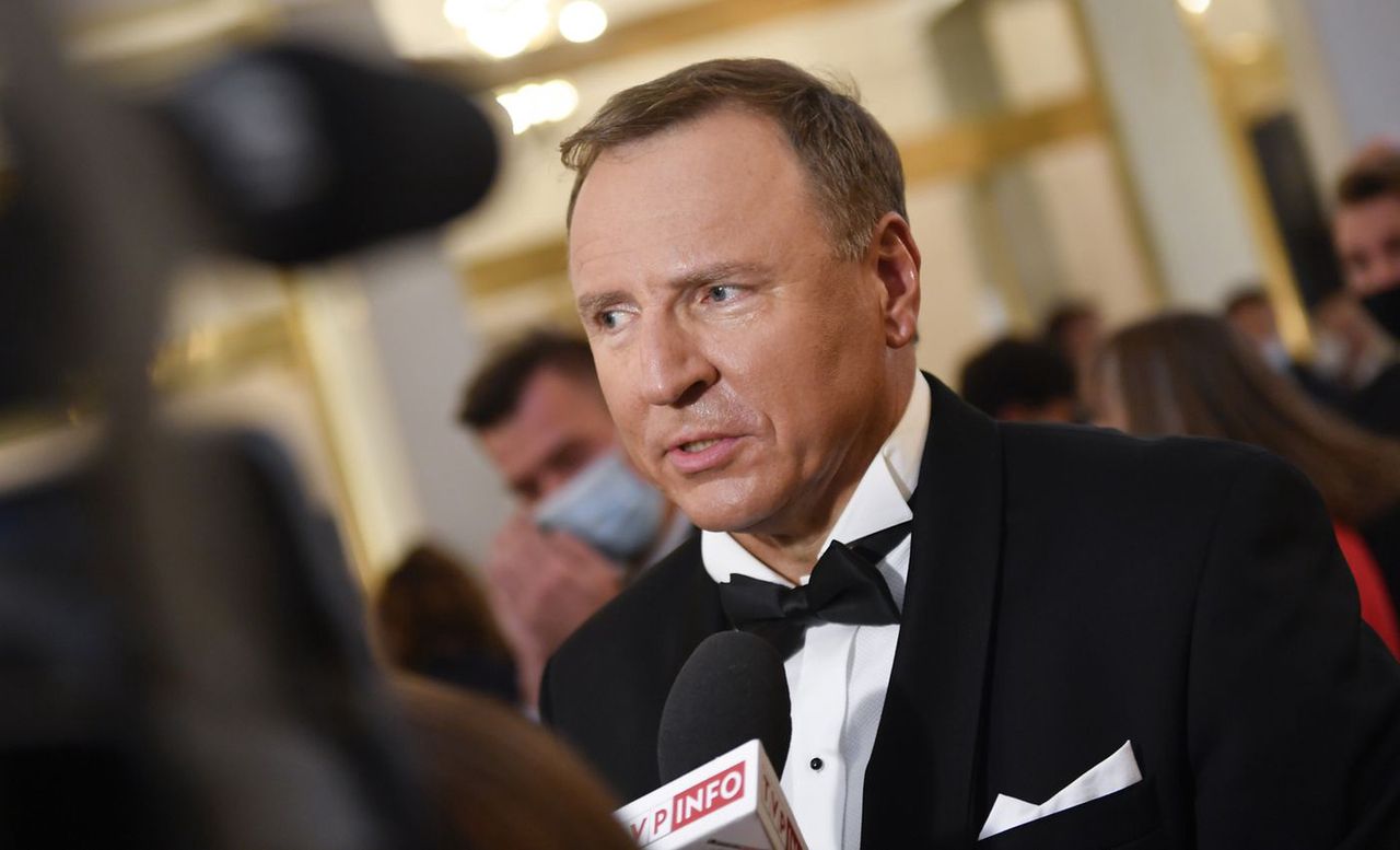Jacek Kurski w 2017 roku powołał się na raport, którego TVP do dziś nie chce ujawnić. Mimo sądowych wyroków 