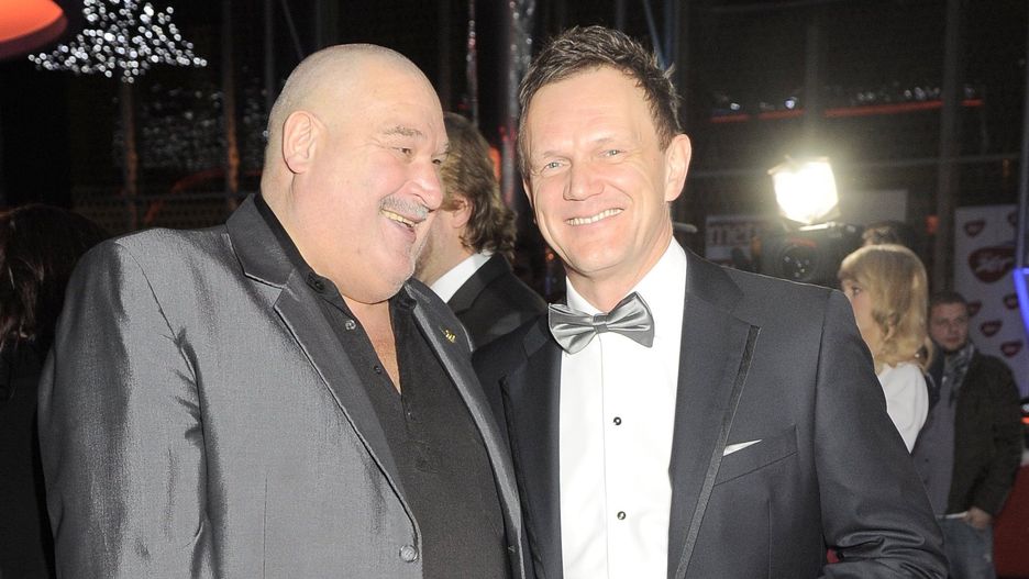 Grzegorz Skrzecz i Cezary Pazura na premierze w 2012 r.