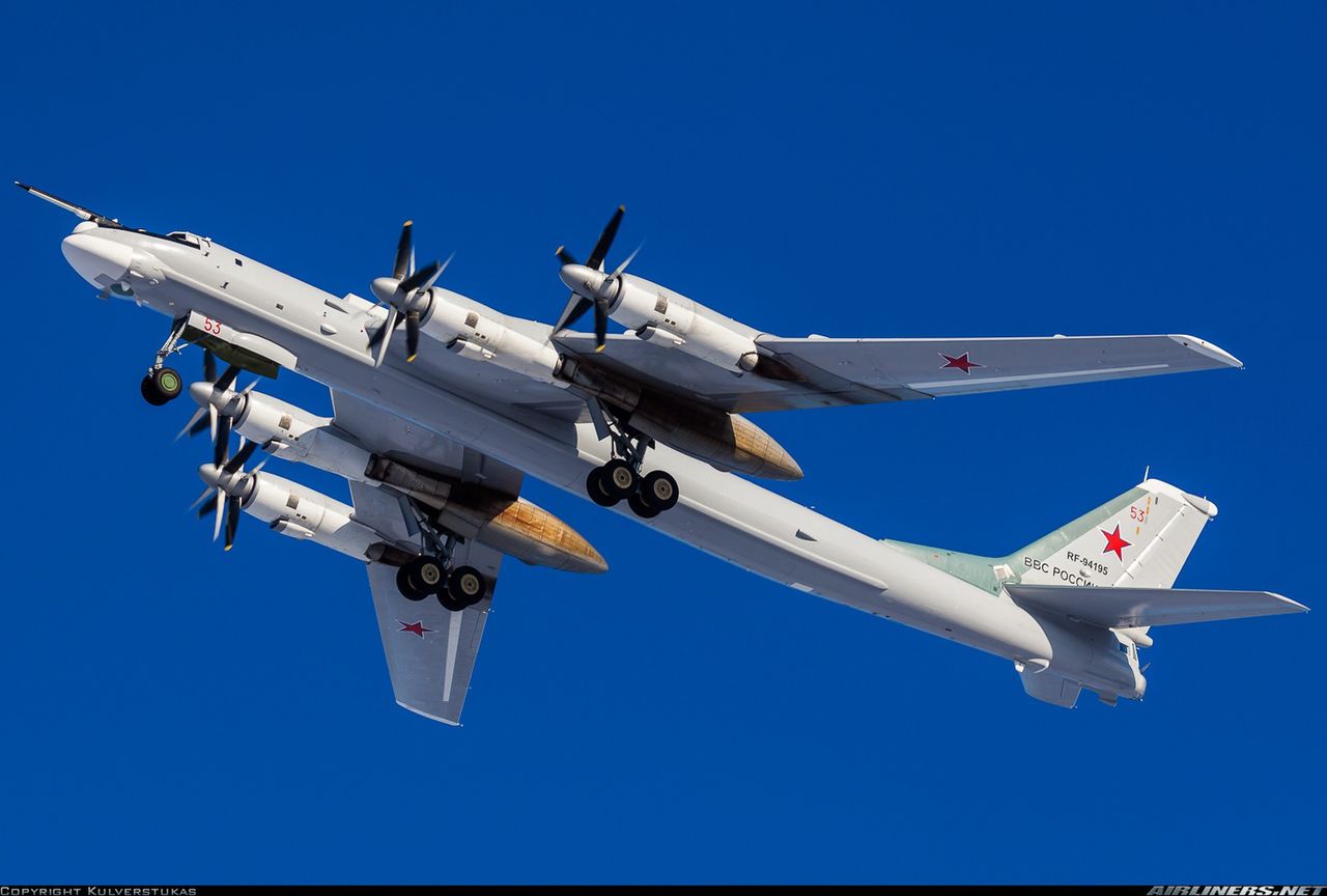 Rosyjskie Tu-95MS w asyście myśliwców Su-30 i Su-35S pojawiły się nad Morzem Japońskim