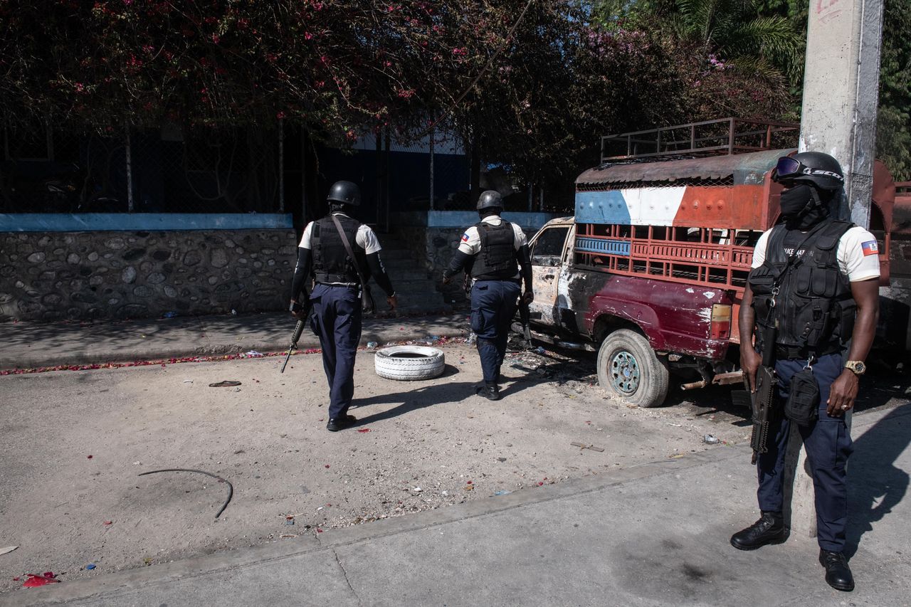 Police guard the exterior of the Carrefour Aeroport police station, which was set on fire on 04 March by gang members, in Port-au-Prince, Haiti, 05 March 2024. The streets of Port-au-Prince show apparent normality after the intense shootings the day before, although in some places bodies continue to appear. The population tries to recover normality and dedicates themselves to their daily tasks, despite the fact that on their way, as EFE was able to verify, they come across corpses that some people cover with a blanket, while others are simple charred remains. EPA/JOHNSON SABIN Dostawca: PAP/EPA.