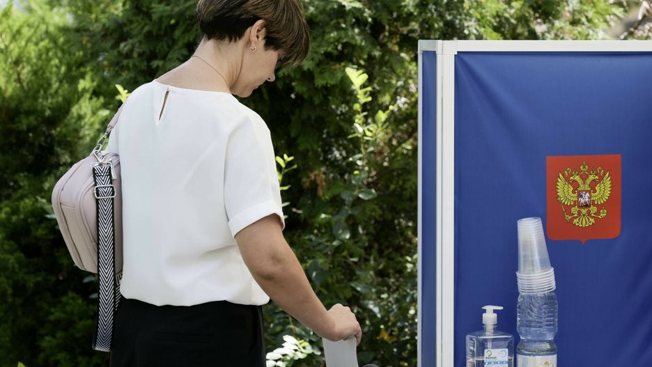 Archiwum zagraniczne East News 2023-09
Russia DPR Elections 8508104 02.09.2023 A woman casts her ballot at a mobile polling station during early regional elections in Donetsk, Donetsk People s Republic, Russia. Early voting started in DPR and other recently-converted Russian regions on August 30. The official general election day across Russia is scheduled for September 10. Taisija Voroncova / Sputnik Donetsk Donetsk People s Republic Russia PUBLICATIONxINxGERxSUIxAUTxESTxLTUxLATxNORxSWExDENxNEDxPOLxUKxONLY Copyright: xTaisijaxVoroncovax
IMAGO/Taisija Voroncova