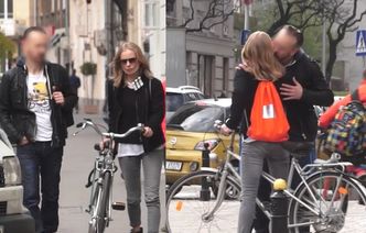 Uśmiechnięta Magda Cielecka na rowerze