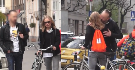 Uśmiechnięta Magda Cielecka na rowerze