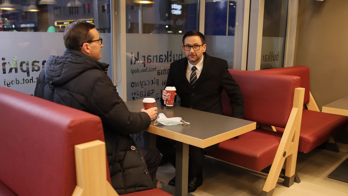 Na zdjęciu Mateusz Morawiecki i Daniel Obajtek przy stoliku na stacji z kawą