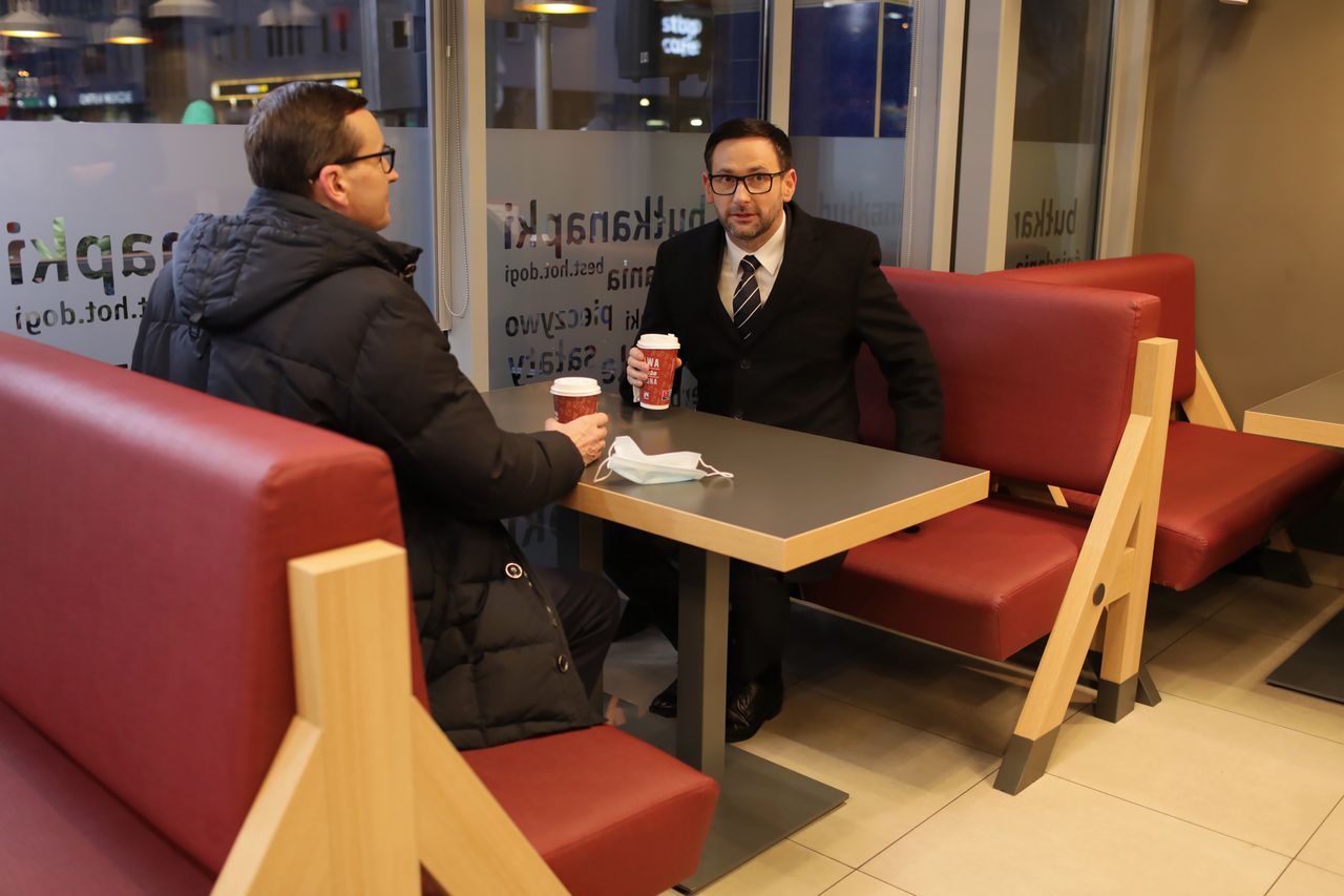 Paliwo droższe, choć tańsze. VAT w dół, a cena netto w górę. Oto możliwe przyczyny